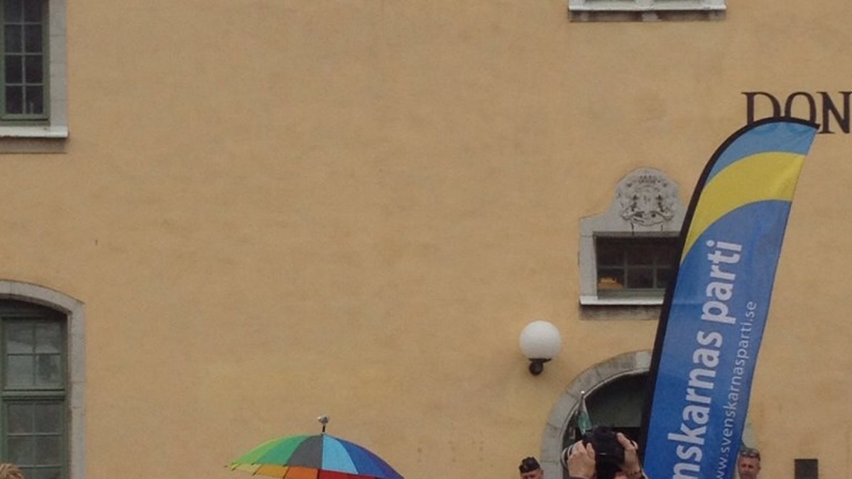 Ett prideparaply mot nazism.
